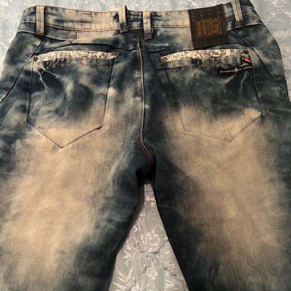 Distressed faded blue jeans - Picture 3 of 4
